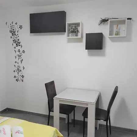 Iris Apartment *
